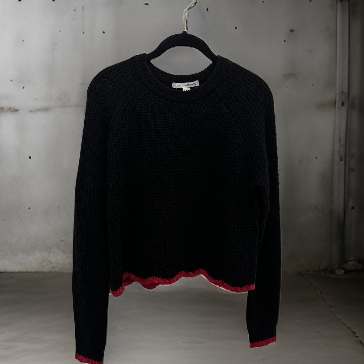 AUTUMN CASHMERE-Tipped Scallop Shaker Crew Black/Ruby