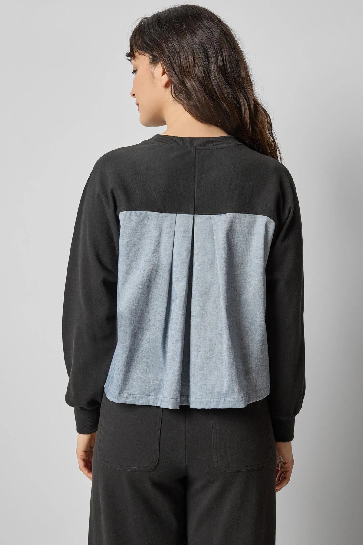 LILLA P-Chambray Pleat Back Crewneck Black